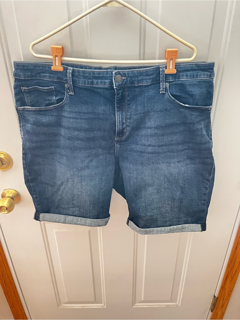 Universal Thread Women’s Plus Size 22W Cuffed Denim Shorts Medium Wash